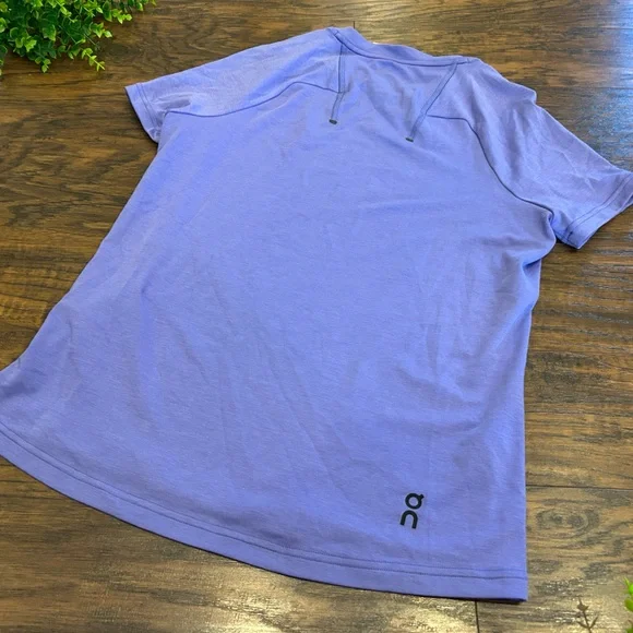 NWT WOMENS ON CLOUD Running Focus-T T-shirt Top Short Sleeve Blueberry - Picture 6 of 8